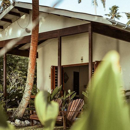 Whispering Palms - Absolute Beachfront Villas Port Vila Bagian luar foto