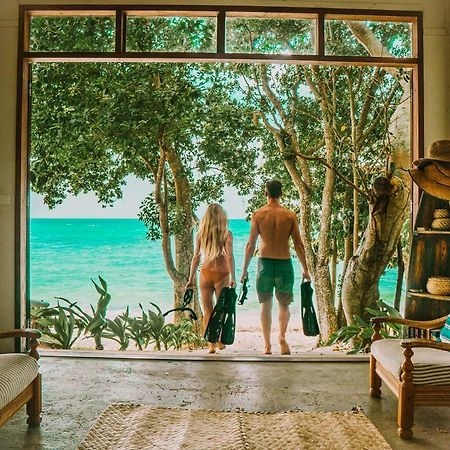 Whispering Palms - Absolute Beachfront Villas Port Vila Bagian luar foto
