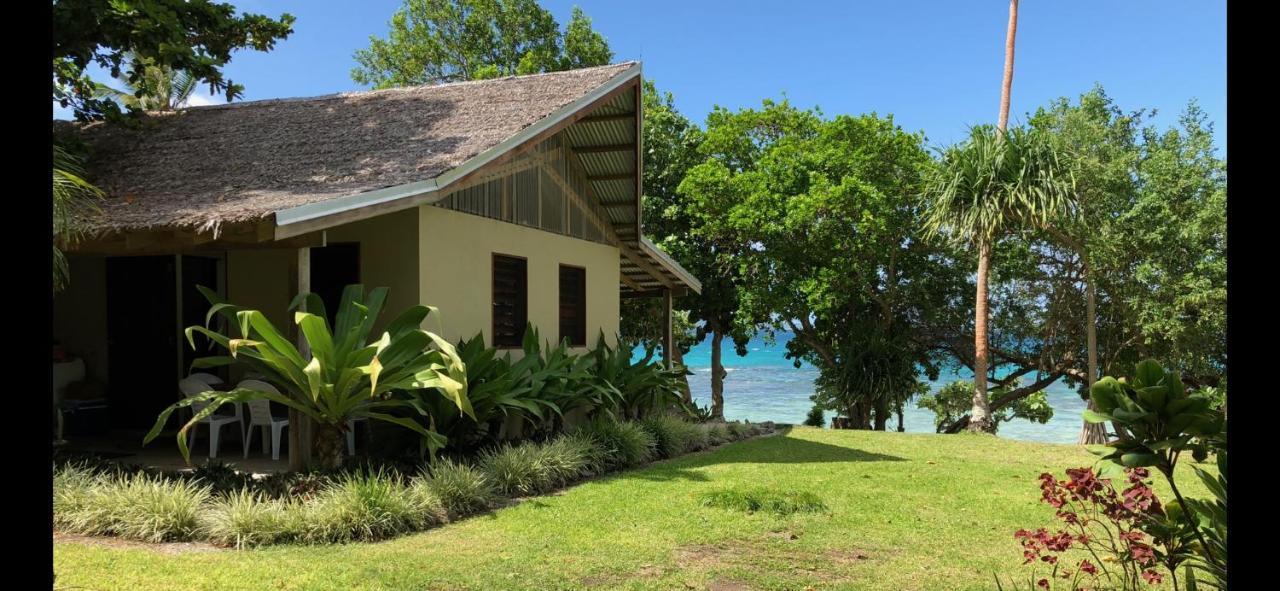 Whispering Palms - Absolute Beachfront Villas Port Vila Bagian luar foto