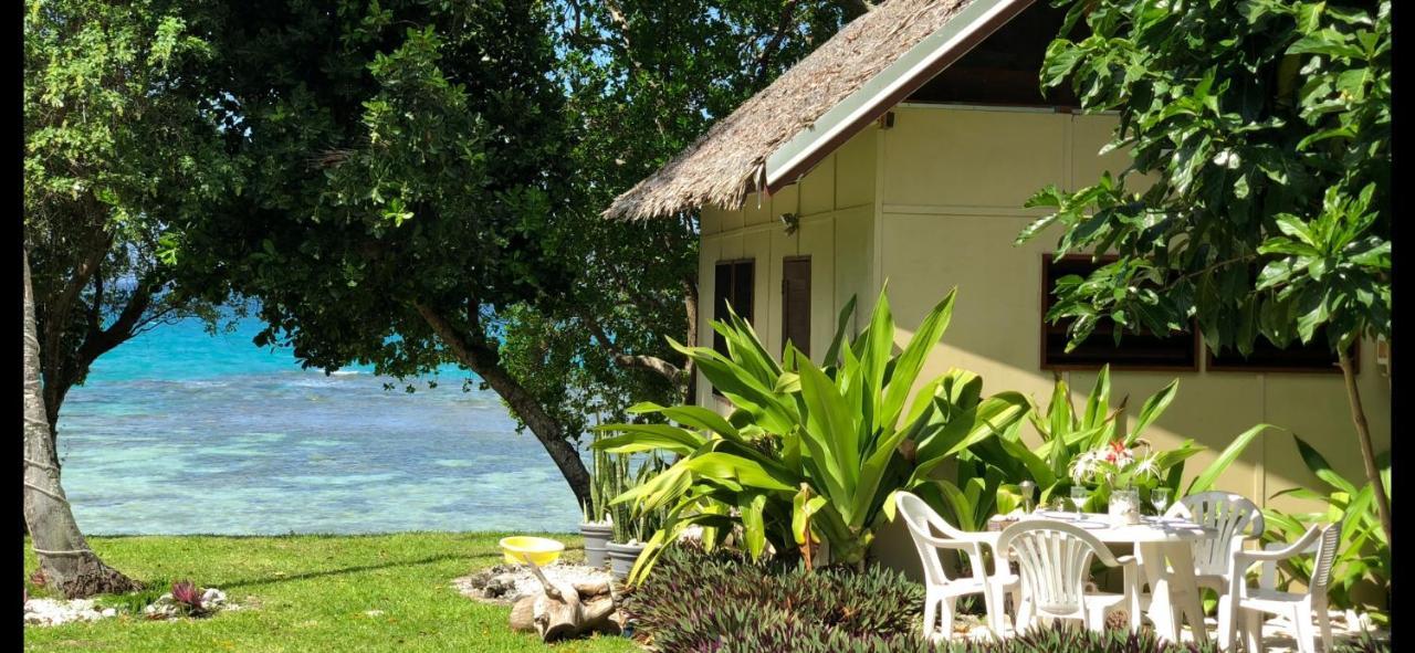 Whispering Palms - Absolute Beachfront Villas Port Vila Bagian luar foto