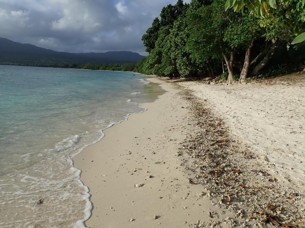 Whispering Palms - Absolute Beachfront Villas Port Vila Bagian luar foto