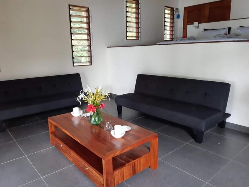Whispering Palms - Absolute Beachfront Villas Port Vila Bagian luar foto