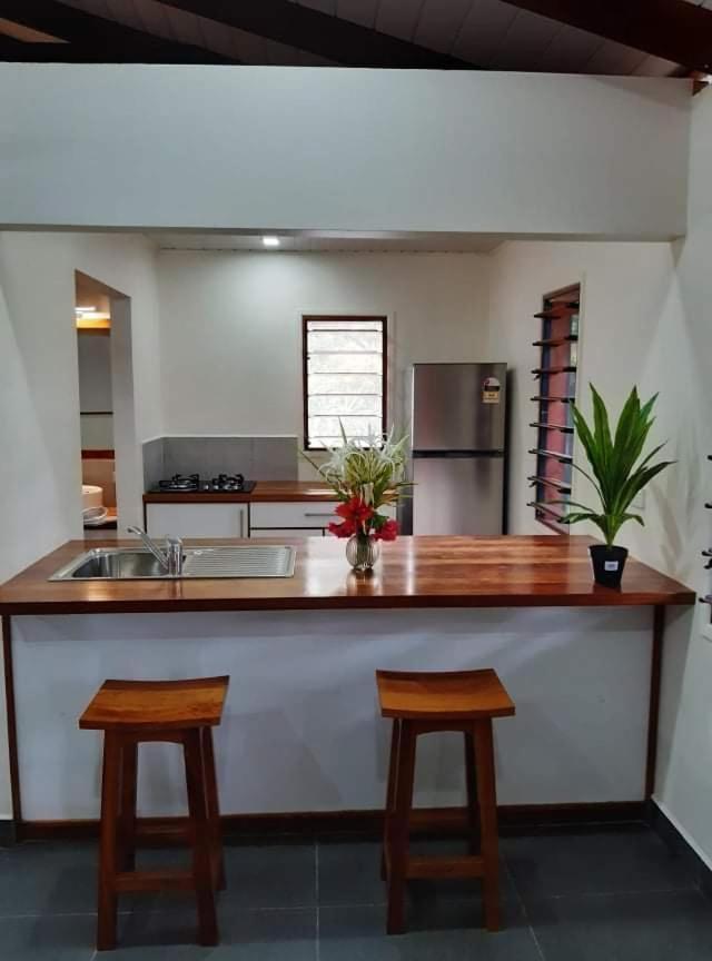 Whispering Palms - Absolute Beachfront Villas Port Vila Bagian luar foto