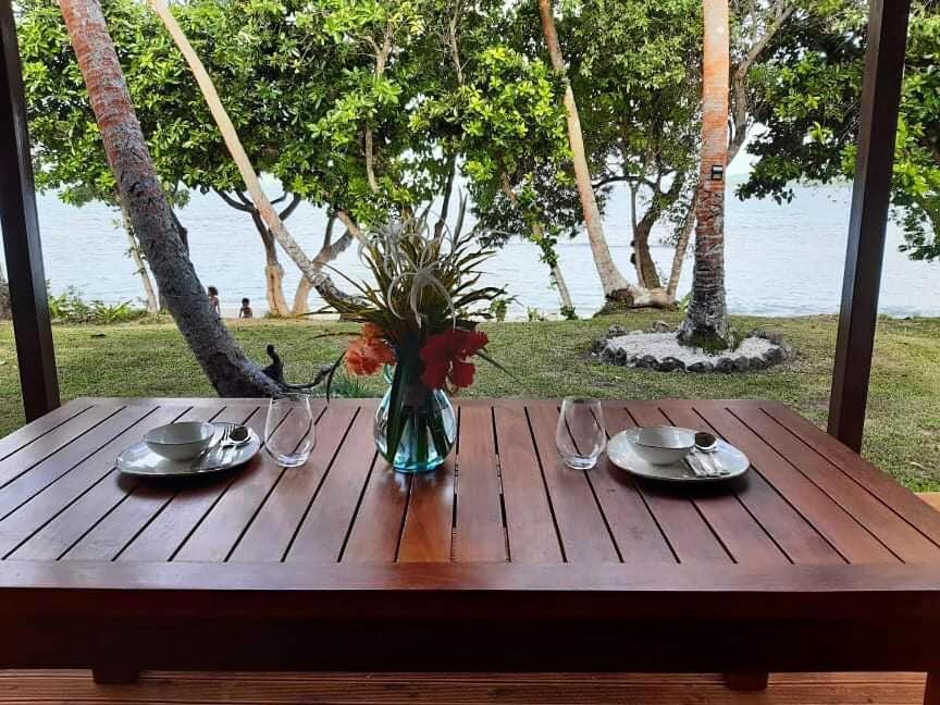 Whispering Palms - Absolute Beachfront Villas Port Vila Bagian luar foto