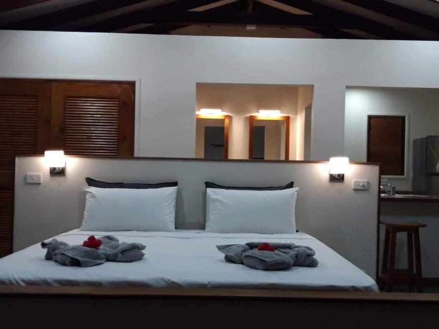 Whispering Palms - Absolute Beachfront Villas Port Vila Bagian luar foto