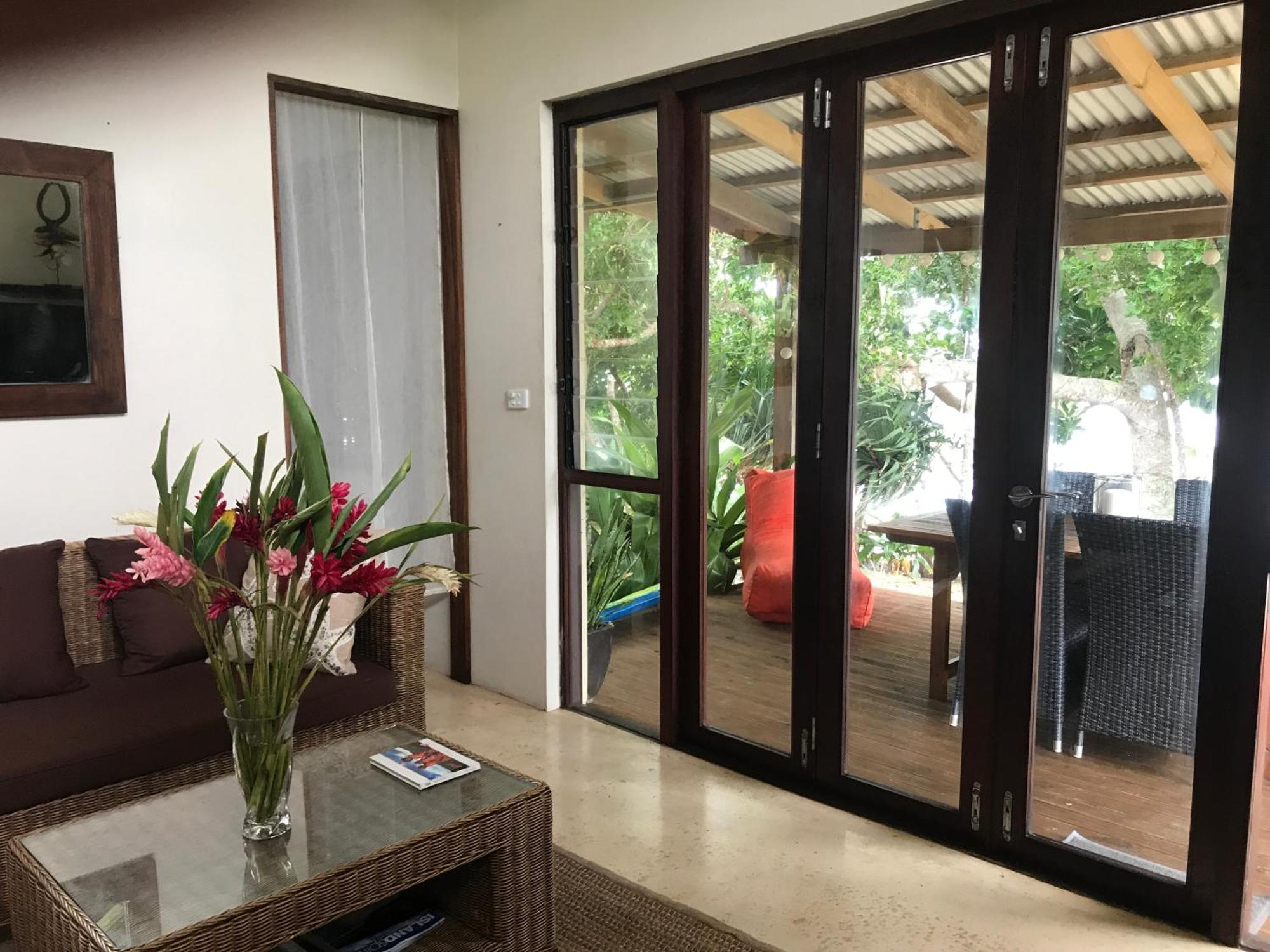 Whispering Palms - Absolute Beachfront Villas Port Vila Bagian luar foto