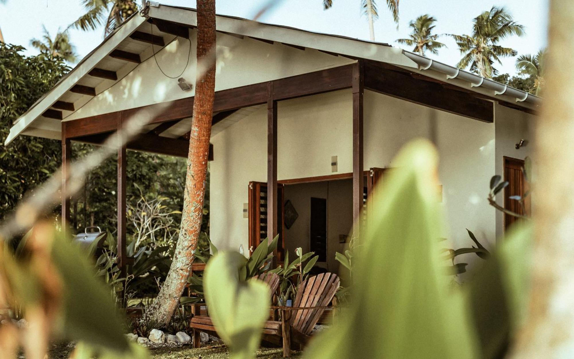 Whispering Palms - Absolute Beachfront Villas Port Vila Bagian luar foto