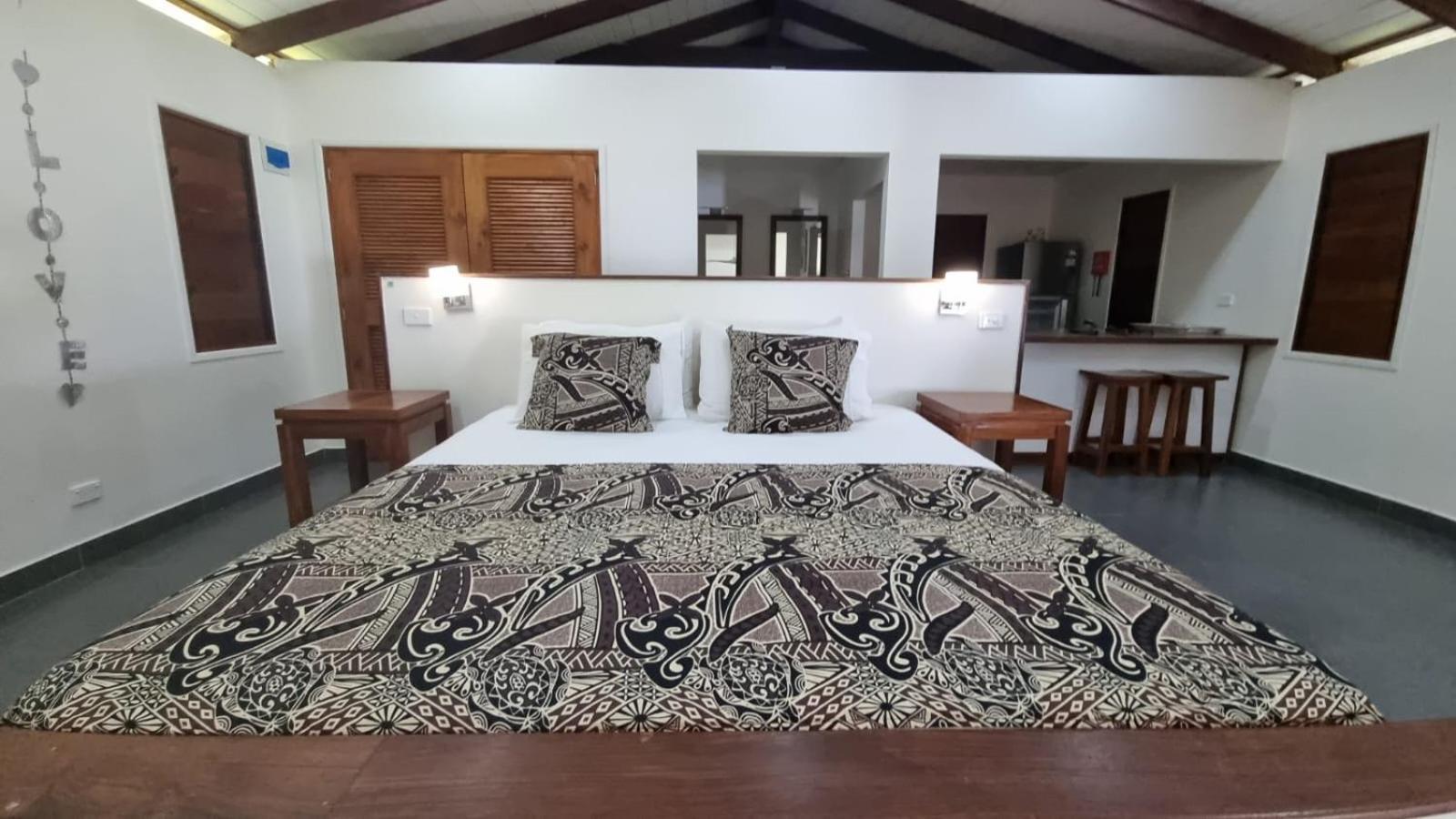 Whispering Palms - Absolute Beachfront Villas Port Vila Bagian luar foto