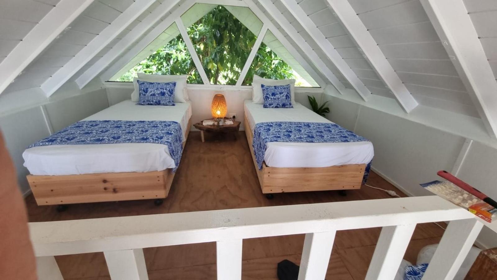 Whispering Palms - Absolute Beachfront Villas Port Vila Bagian luar foto