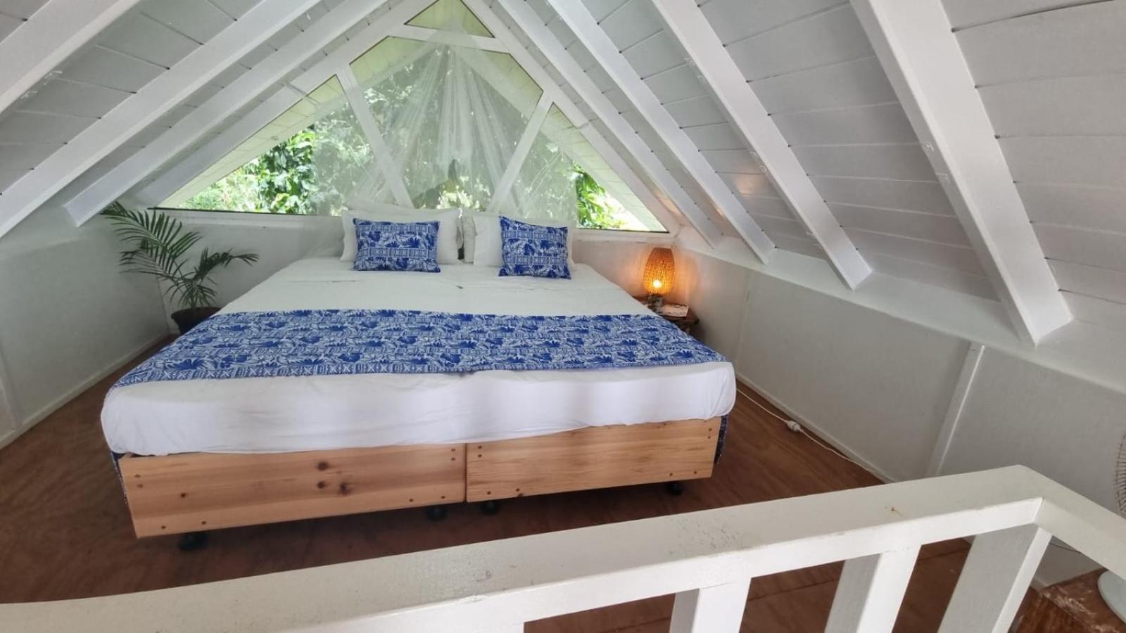 Whispering Palms - Absolute Beachfront Villas Port Vila Bagian luar foto