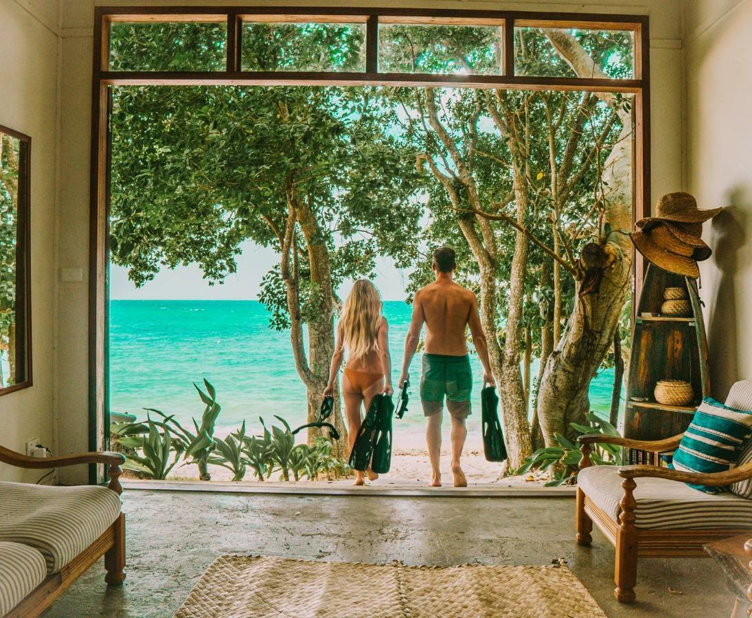 Whispering Palms - Absolute Beachfront Villas Port Vila Bagian luar foto
