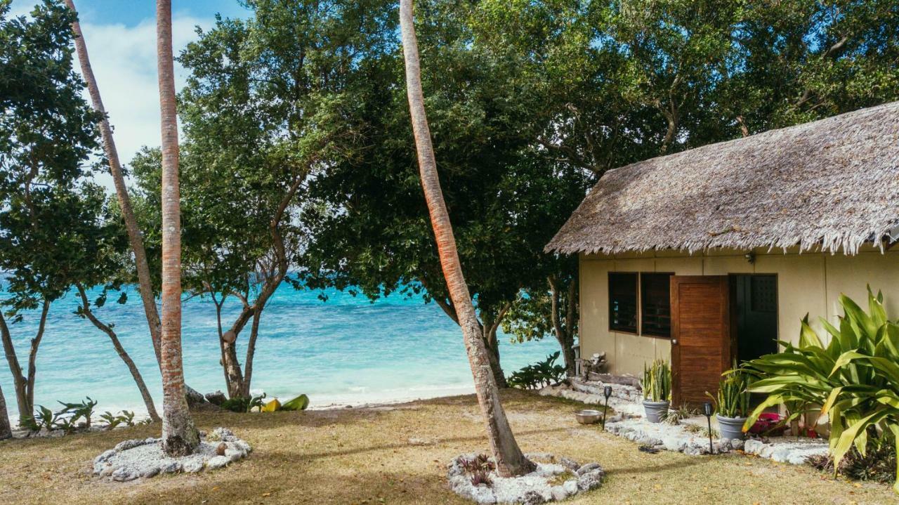 Whispering Palms - Absolute Beachfront Villas Port Vila Bagian luar foto