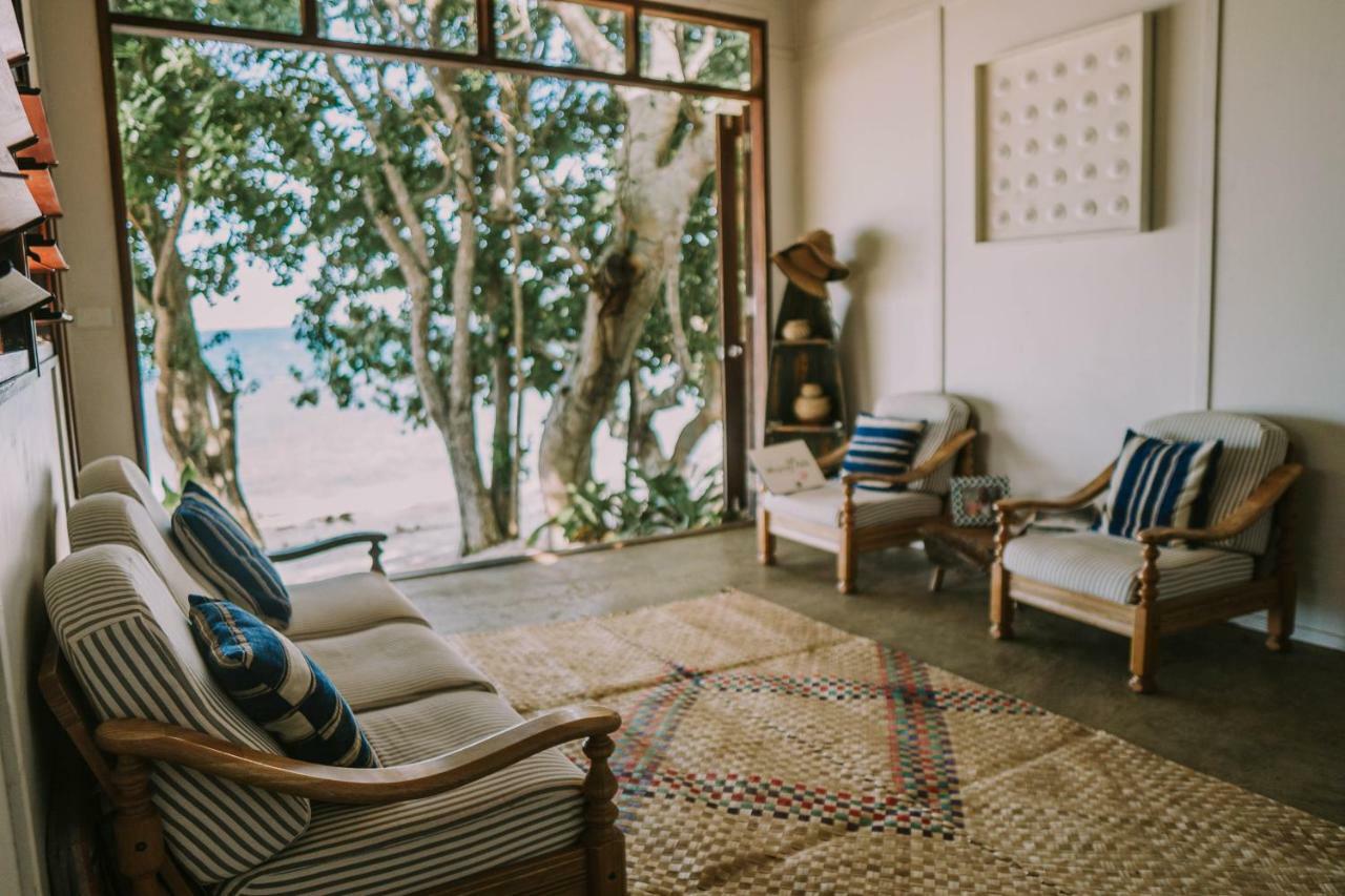 Whispering Palms - Absolute Beachfront Villas Port Vila Bagian luar foto