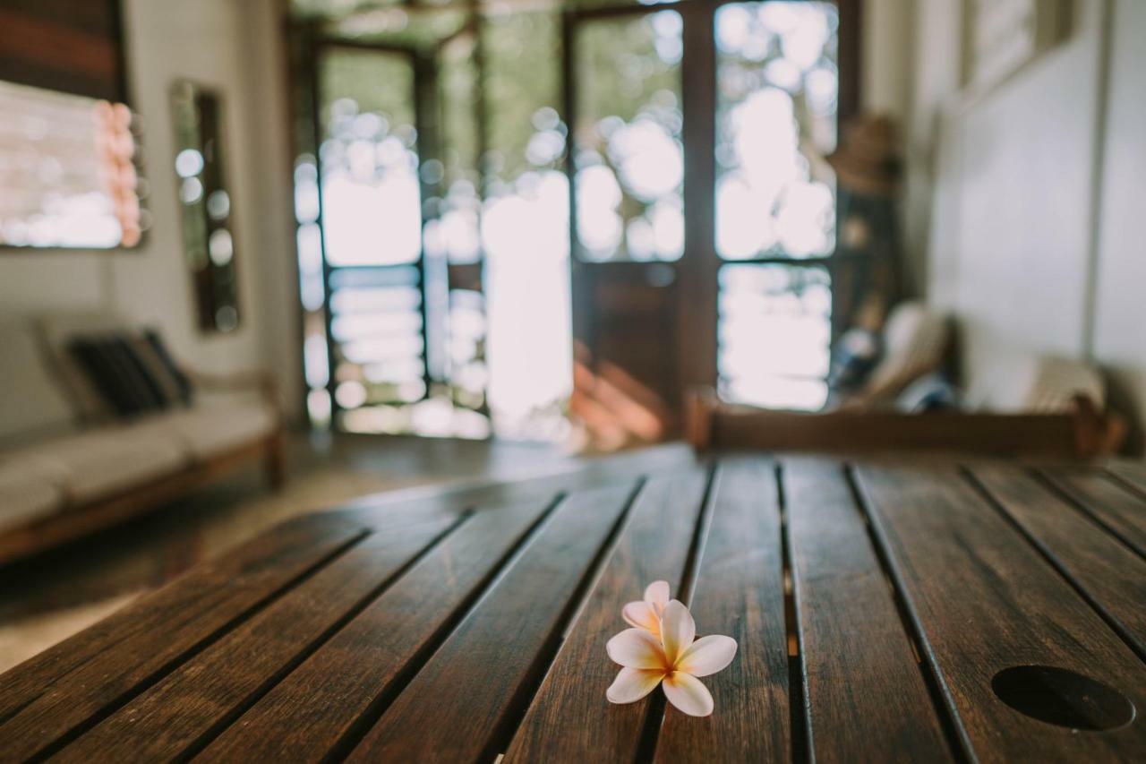 Whispering Palms - Absolute Beachfront Villas Port Vila Bagian luar foto
