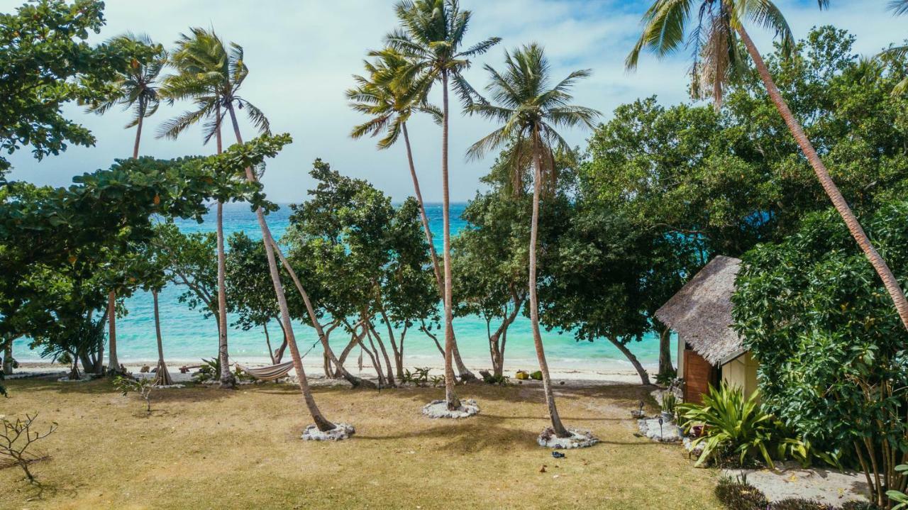 Whispering Palms - Absolute Beachfront Villas Port Vila Bagian luar foto