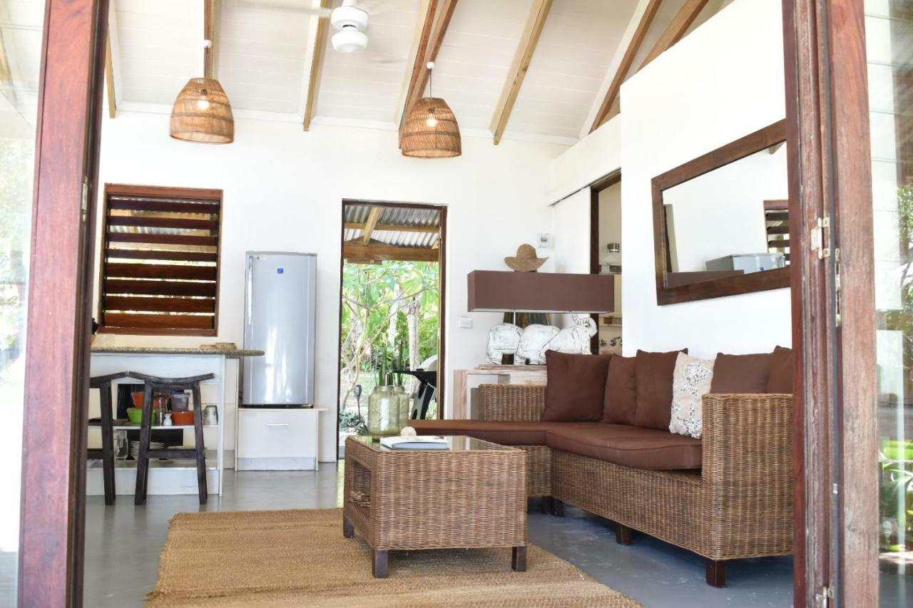Whispering Palms - Absolute Beachfront Villas Port Vila Bagian luar foto