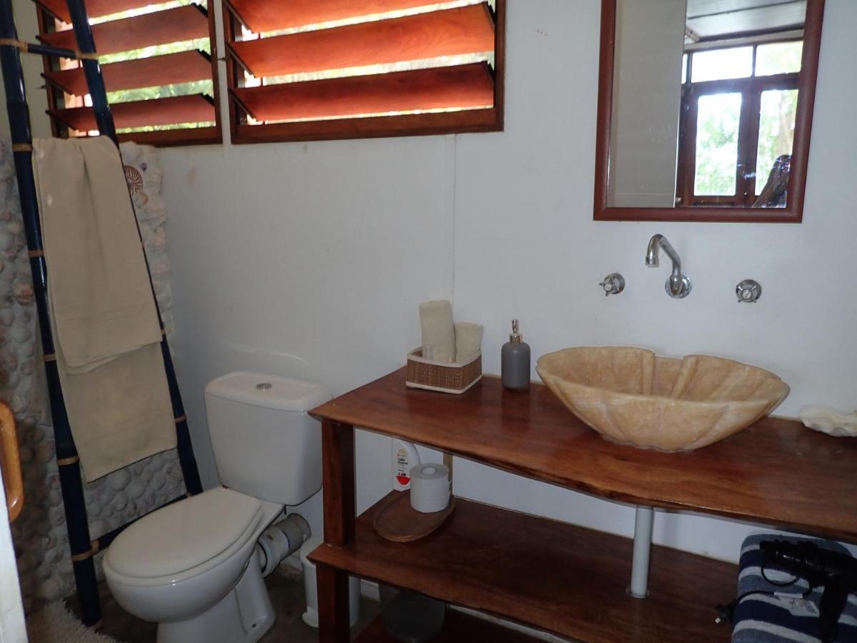 Whispering Palms - Absolute Beachfront Villas Port Vila Bagian luar foto